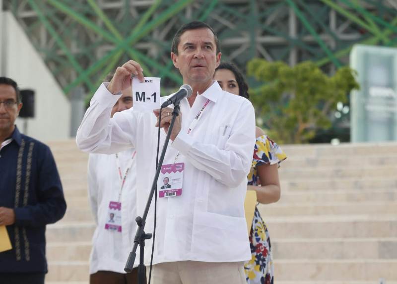 Edmundo Jacobo, consejero electoral durante el sorteo para conocer  el orden de los moderadores. ( foto Araceli López)
