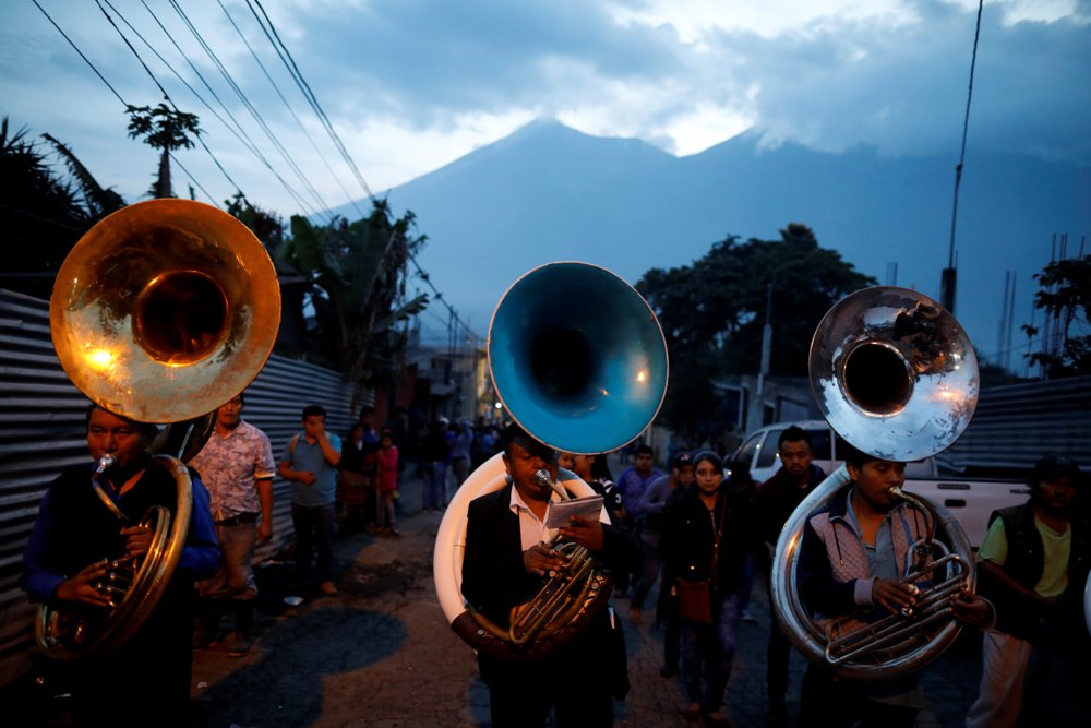 Músicos participan en el funeral de siete de las víctimas que murieron por la erupción del Volcán Fuego en Alotenango. (Reuters)
