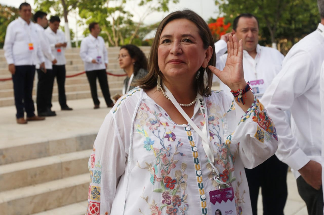 Xóchitl Gálvez Ruiz saluda a reporteros a su llegada al Gran Museo Maya.