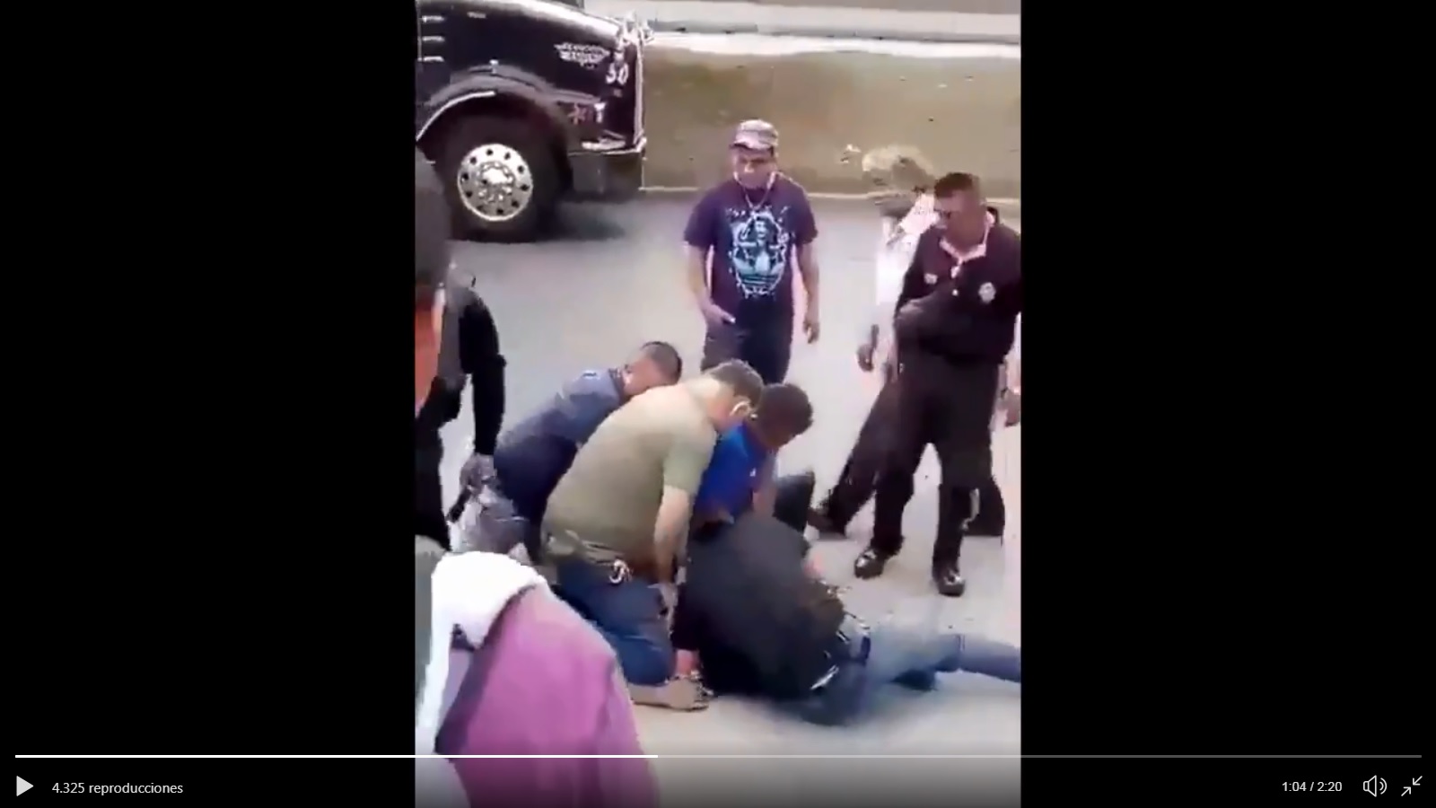 Un agente realizó dos disparos a la llanta delantera del tráiler, ya que el conductor del tráiler pretendía seguir avanzando, señaló la FGE.