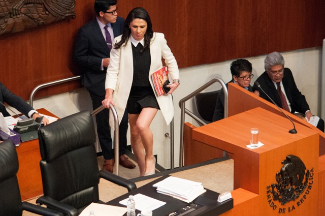 Ana Guevara levanta la mano para dirigir la Conade (Cuartoscuro).