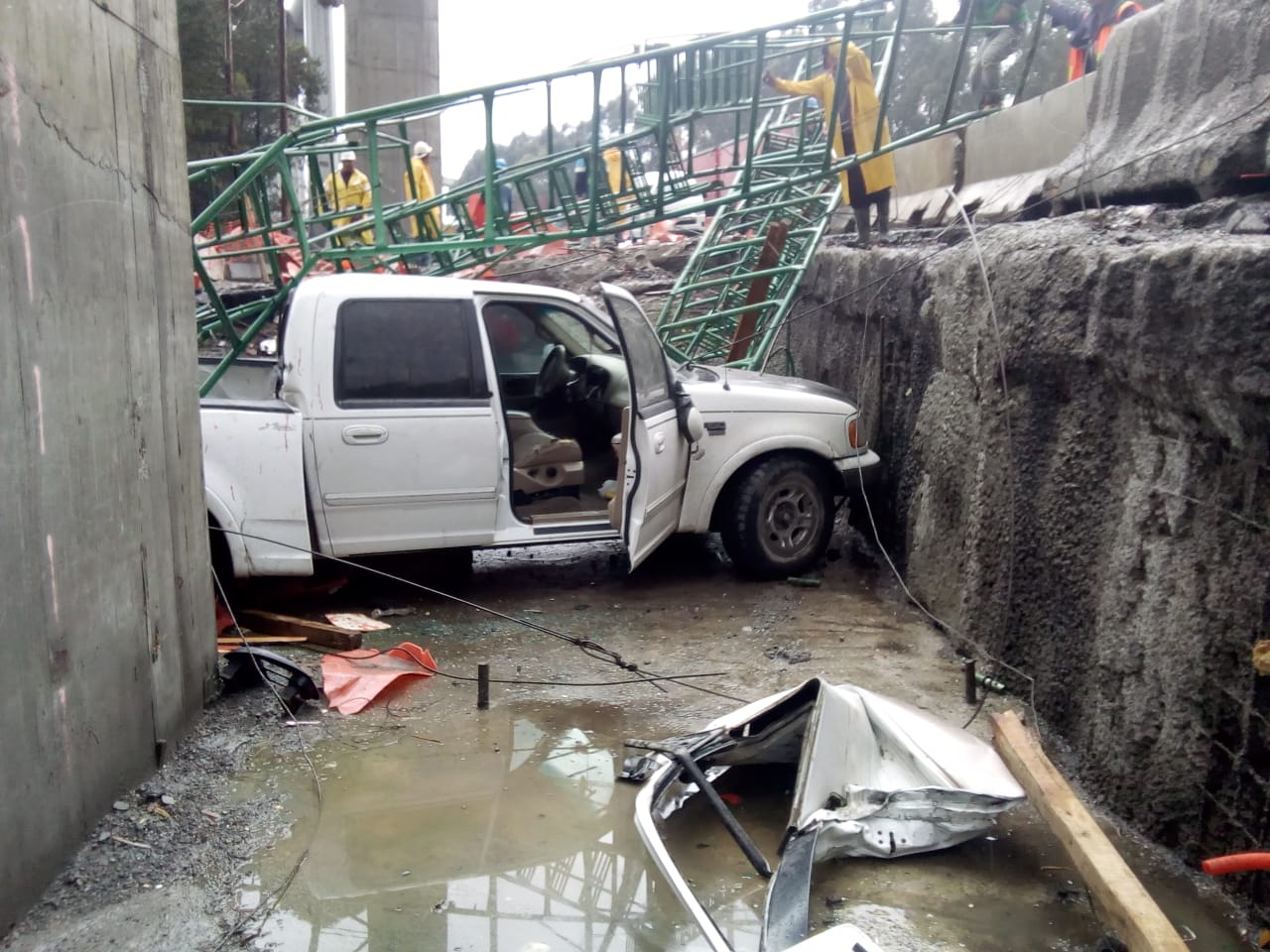 El andamio cayó a la altura del kilómetro 20 de la México-Toluca. (Gabriel Ortega)