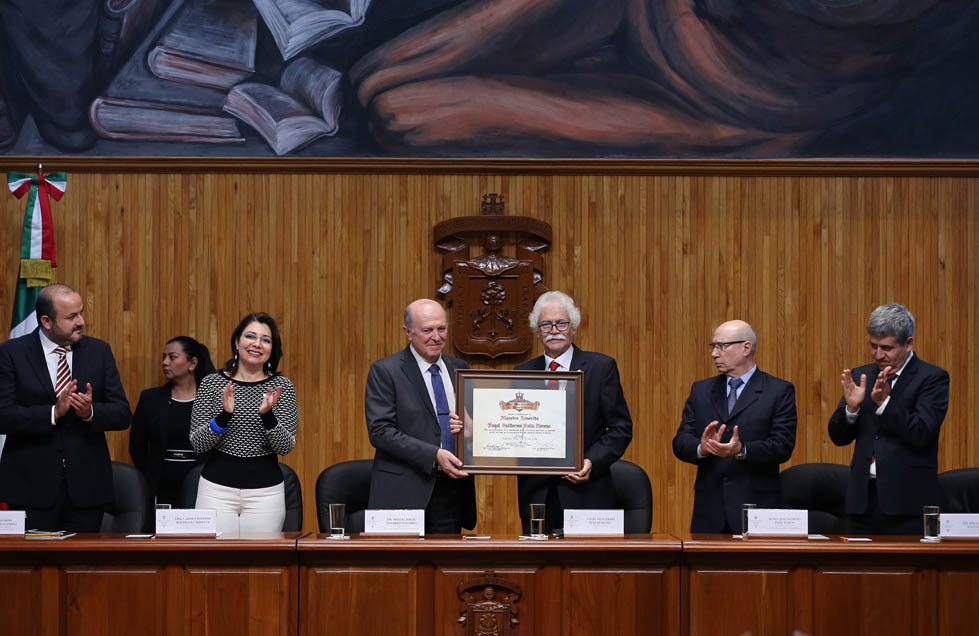 Ángel Guillermo Ruiz Moreno  recibió la distinción en el Paraninfo de la UdeG (Cortesía)