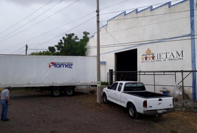 Arriba la papelería electoral.