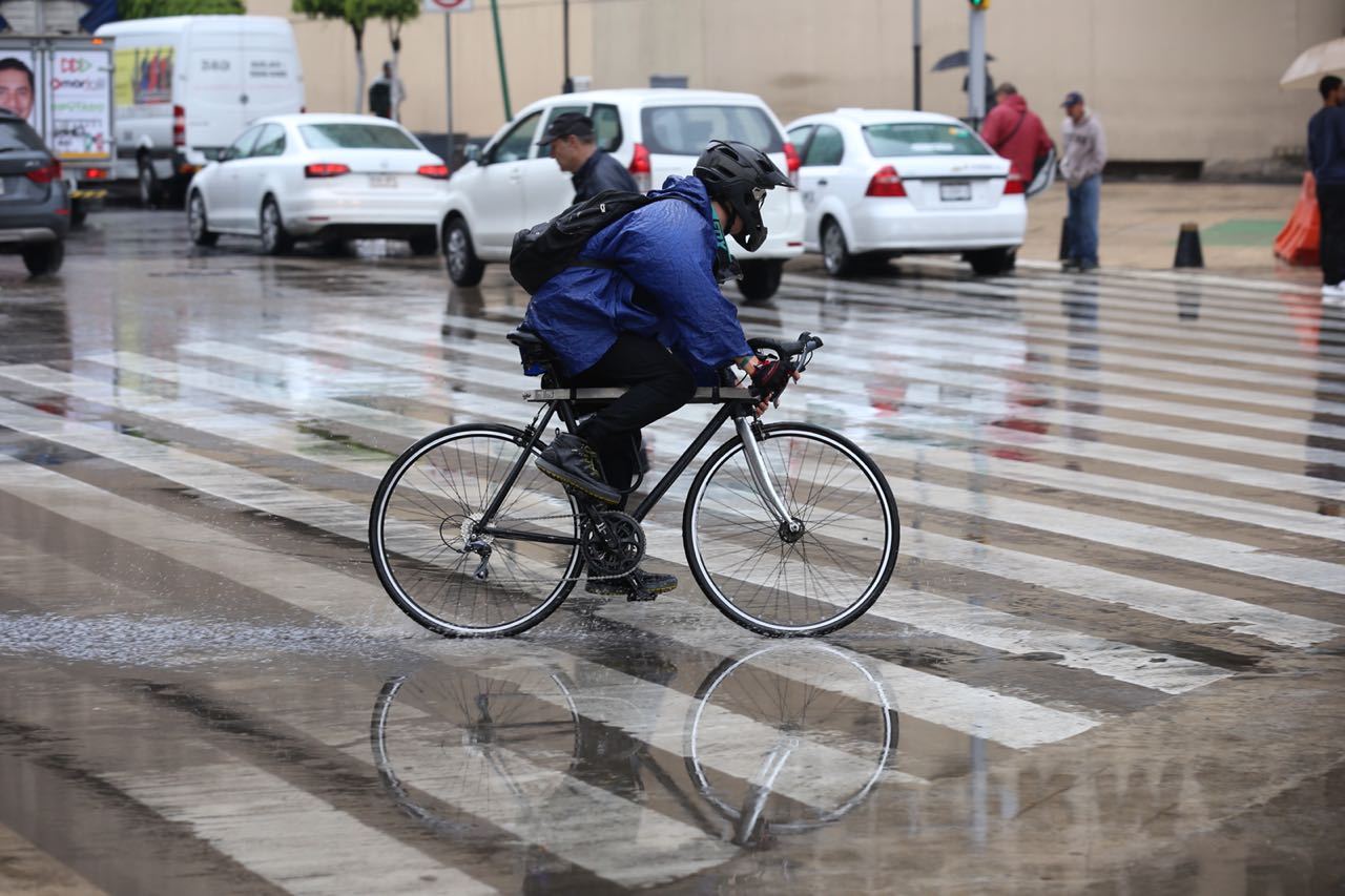 Las autoridades recomendaron a los ciclistas a usar un impermeable con reflejante para su trayecto. Nelly Salas