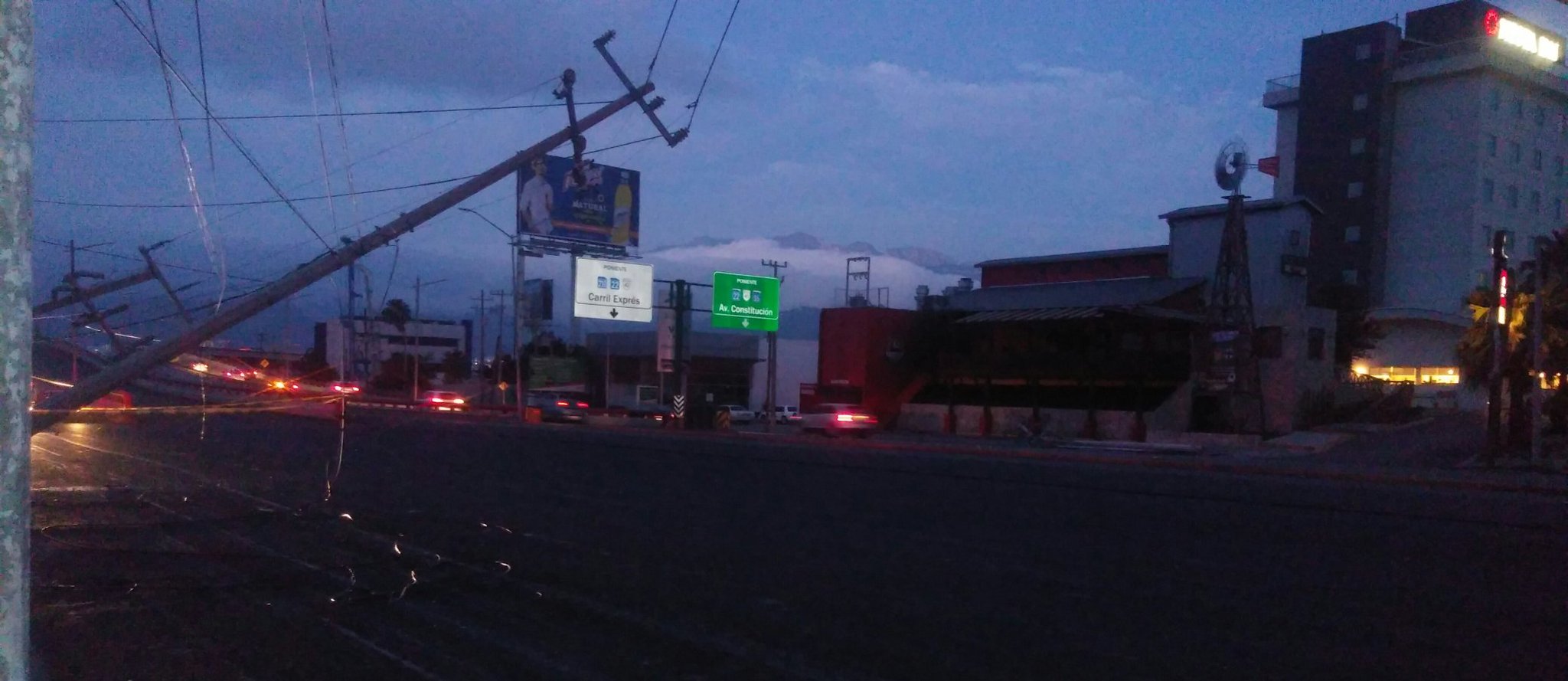 El carril lateral fue cerrado por elementos de Tránsito de Monterrey. (Foto: Leyda Estrada)