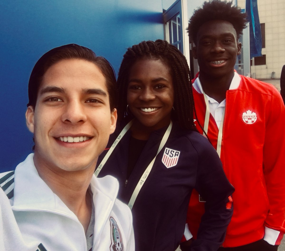 Diego Lainez, Brianna Pinto y Alphonso Davies, los jóvenes embajadores que participaron en la oficialización del Mundial 2026 (Twitter @united2026)
