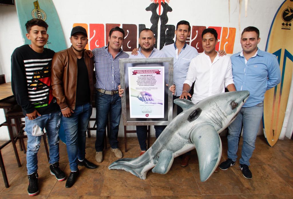 Los empleados del bar Salam Beach rescataron a usuarios atrapados en la inundación (Cortesía)