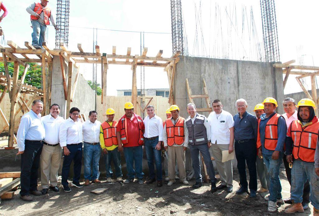 Héctor Gutiérrez y Antonio Gali supervisaron la reconstrucción de la escuela primaria “Licenciado Benito Juárez” en el municipio de Chietla. (Especial