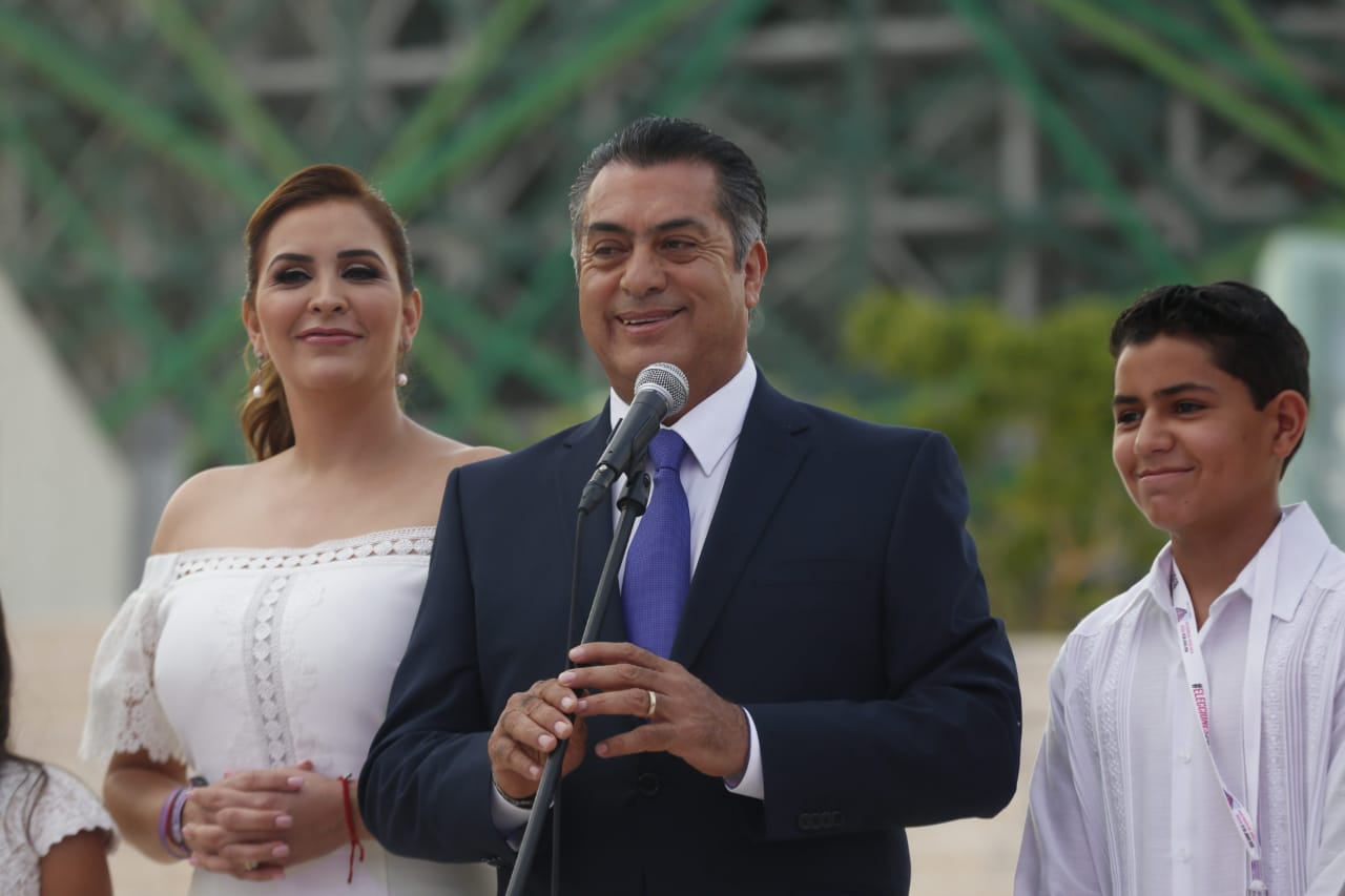 Jaime Rodríguez Calderón en compañía de su esposa/Areceli López