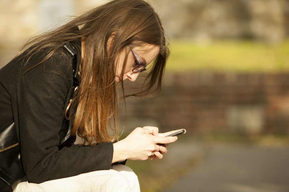 La postura al momento de usar un dispositivo es importante para evitar lesiones. (Shutterstock)