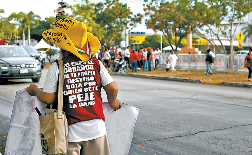 Simpatizantes con singulares accesorios en apoyo de sus aspirantes.
