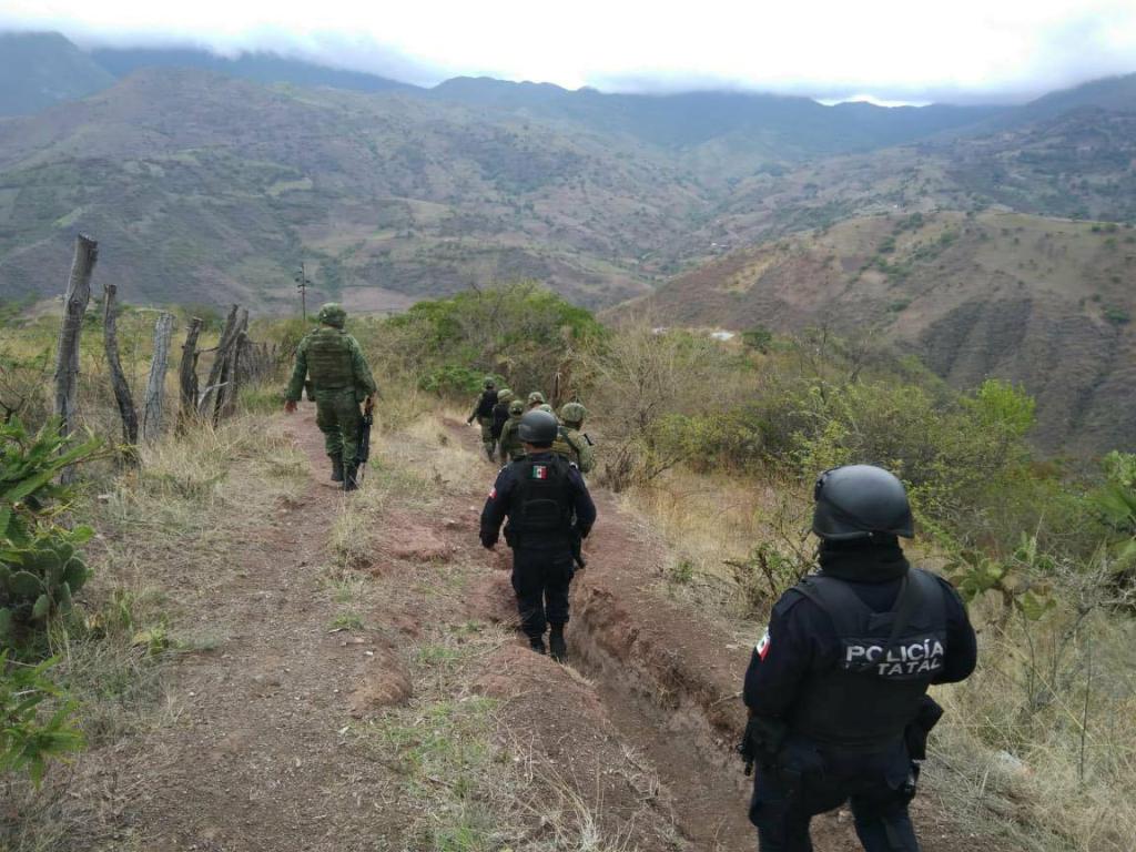 Soldados, policías estatales y rurales vigilan la zona para evitar enfrentamientos y que se cometan delitos. (Rogelio Agustín)