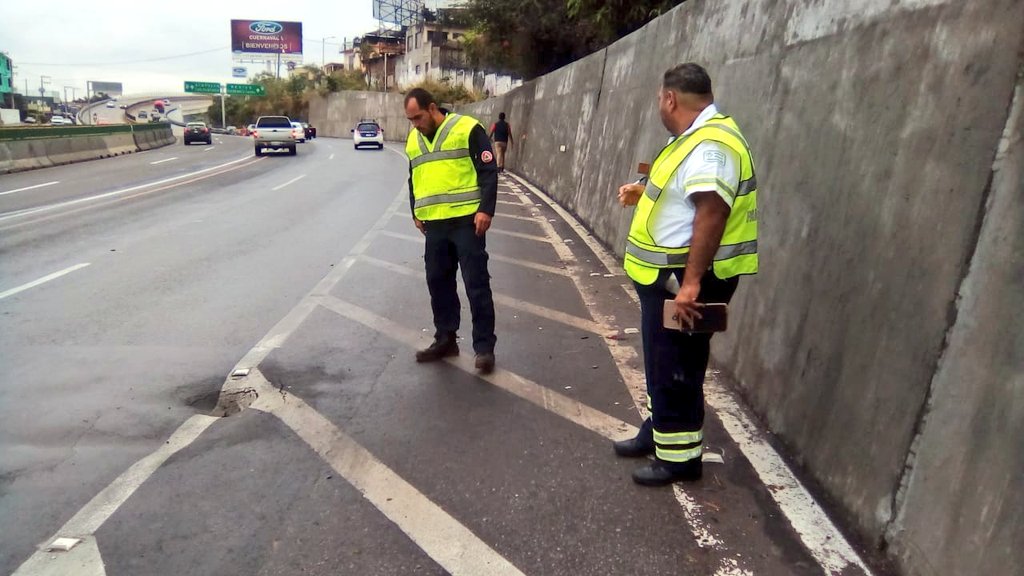 El tramo en el que se encuentra el hundimiento fue cerrado para evitar un accidente. (Tomada de @PC_Morelos)