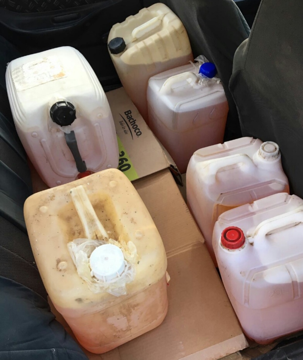 Bidones con combustible, una maguera y un vehículo fueron asegurados por la Policía Municipal tras ser abandonados por huachicoleros. (Archivo)