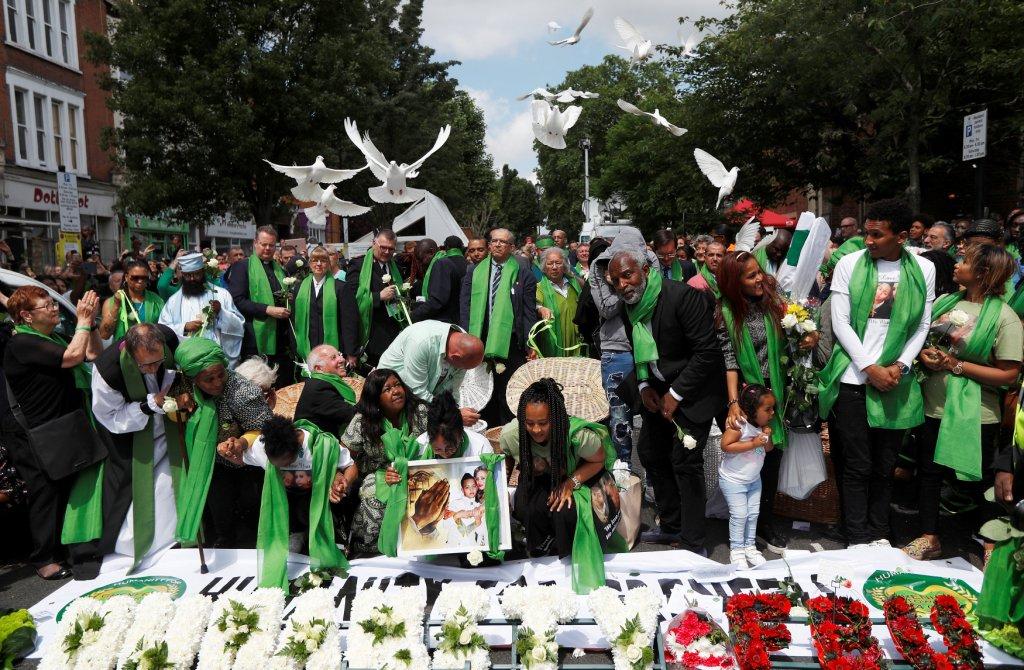 Decenas de miembros del cuerpo de bomberos de Londres se unieron a los actos de homenaje. Reuters
