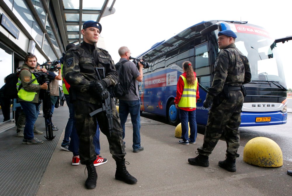 Fuerzas de seguridad rusas vigilan el Aeropuerto Internacional Vnukovo. (Reuters)