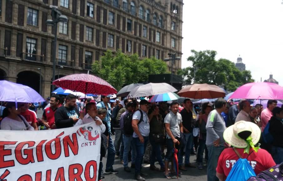 Los maestros de la CNTE protestan frente a la Suprema Corte, en la colonia Centro. (Francisco Mejía)