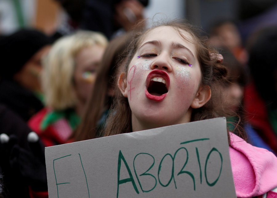 Una manifestante asiste a una protesta a favor de la legalización del aborto afuera del Congreso de Argentina. (Reuters)