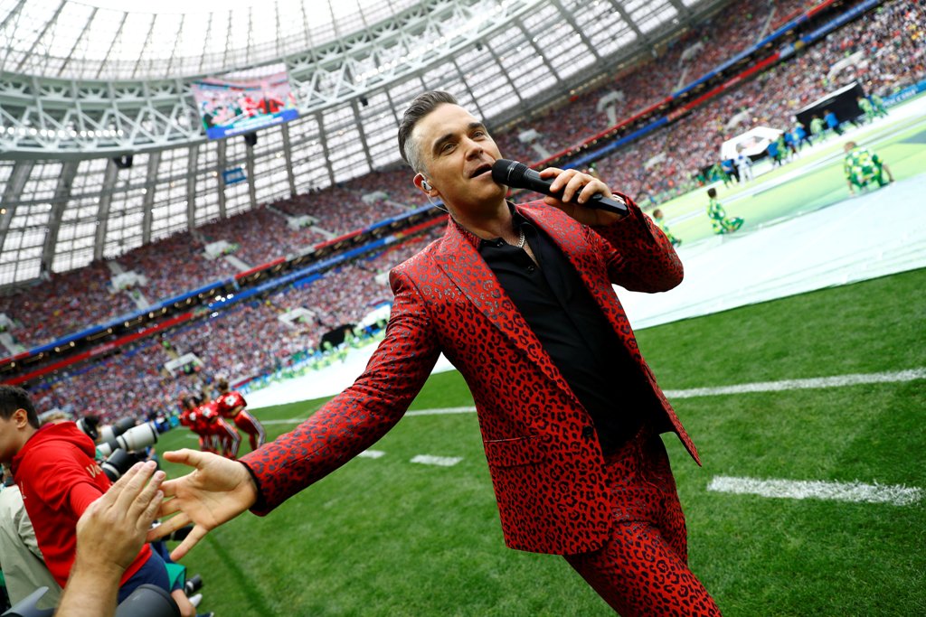 Robbie Williams saludó al público en su participación. (Reuters)