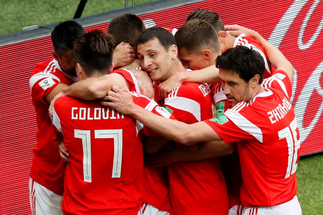 El ruso Yury Gazinsky celebra su primer gol anotando en el Mundial Rusia 2018 (Reuters)