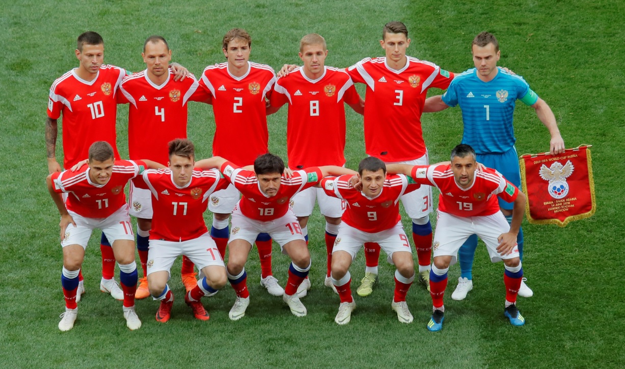 La selección de Rusia previo a su encuentro con Arabia Saudita. (Reuters)