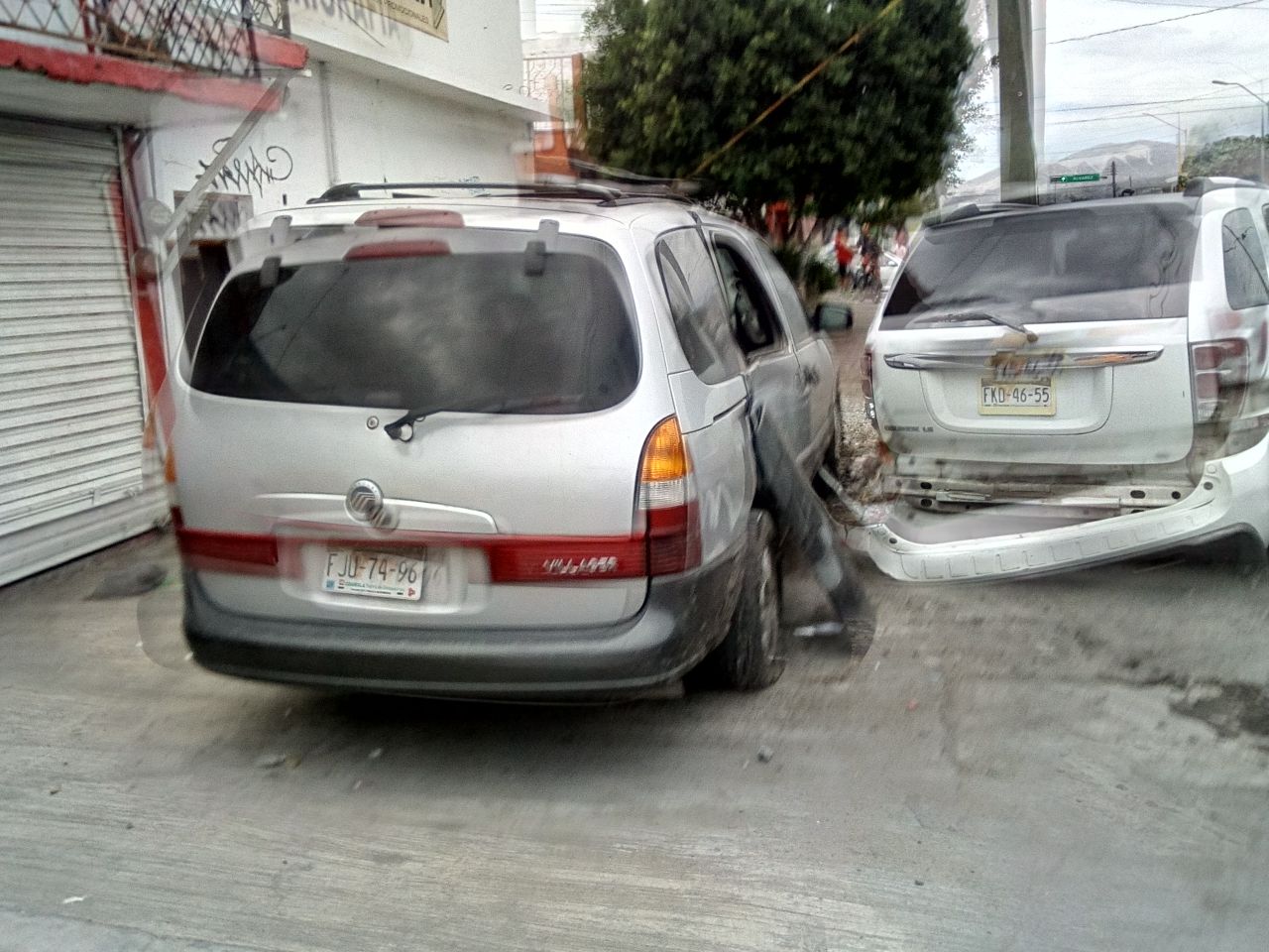 Camioneta se pasa rojo y choca contra taxi en el centro de Torreón ...