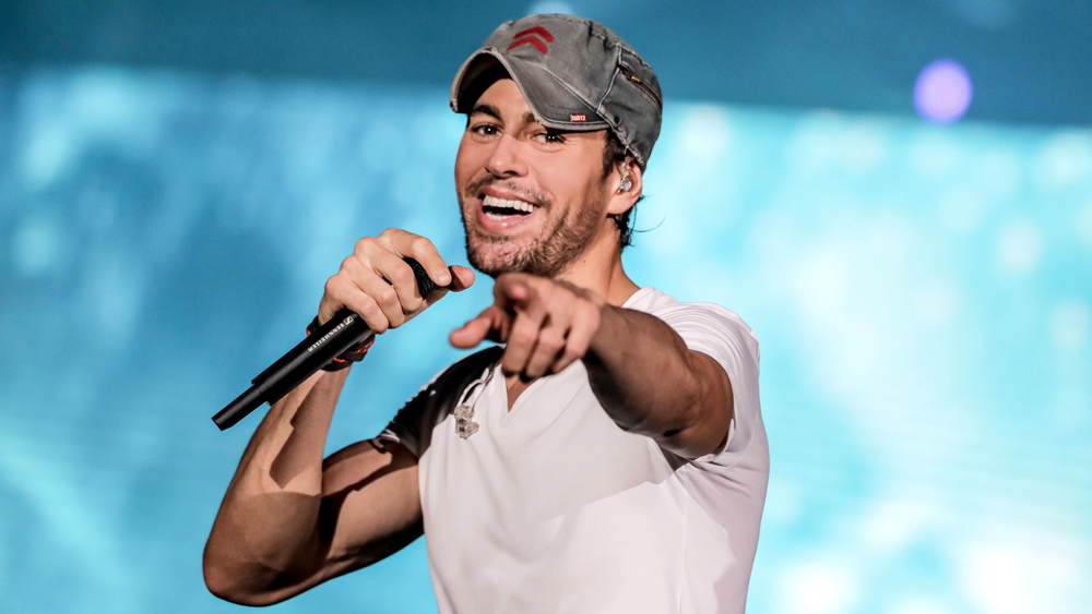 Enrique Iglesias compartió una tierna foto junto a su bebé, ambos disfrutando la Copa del Mundo (Shutterstock).