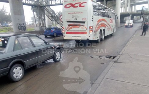 La grieta se formó en los carriles laterales, a la altura de Ermita Iztapalapa. (Twitter @OVIALCDMX)