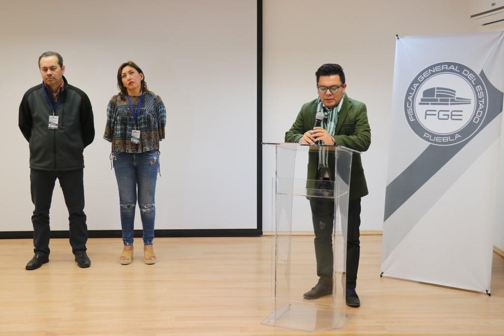 Israel Onofre, titular del área de litigación de la FGE, acompañado de los padres de Mara Fernanda Castilla. (Agencia Enfoque)