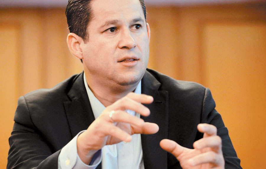 El ex legislador local y federal ofrece crear un consejo estatal de seguridad para formar policías municipales y estatales mejor pagados y capacitados
