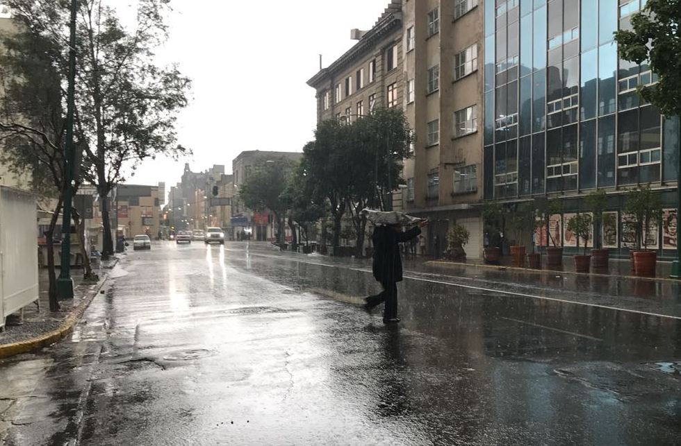 Hay lluvia moderada en la colonia Centro de la delegación Cuauhtémoc. (Mario Fragoso)