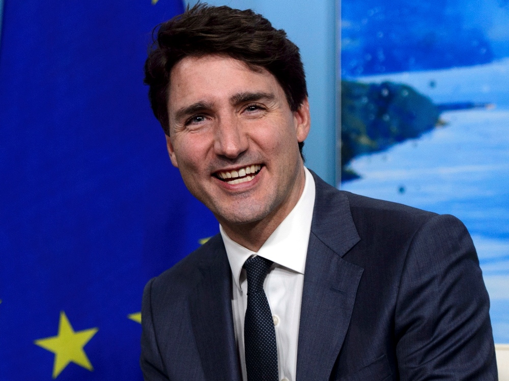 La popularidad de Justin Trudeau se elevó tras su cruce de declaraciones con Donald Trump. (AP)