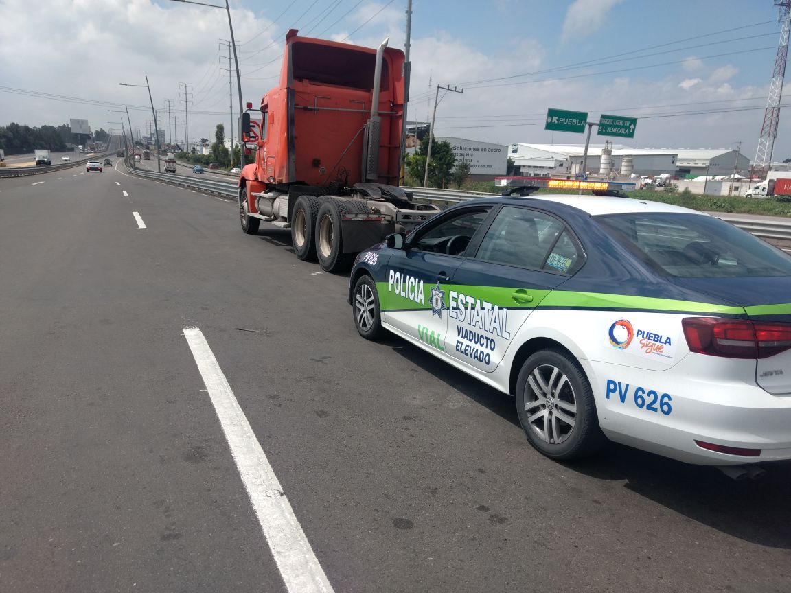El chofer se encontraba amordazado en la cabina del tráiler que se encontraba en la autopista México-Puebla. (Especial)