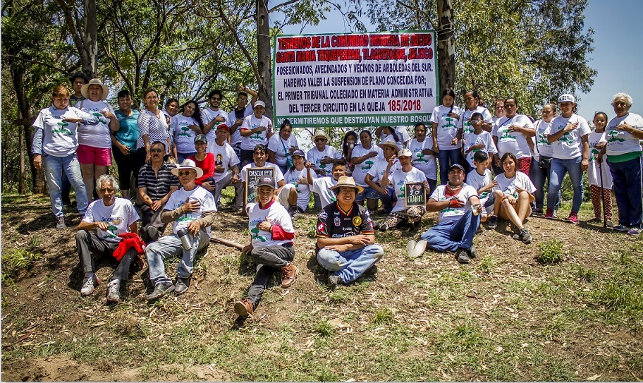 Cientos de vecinos y defensores del área verde llegaron para reforestar la zona. (Francisco Martínez)