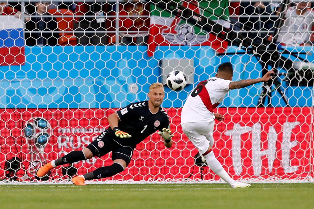 El momento del cobro del mediocampista peruano. (Foto: Reuters)