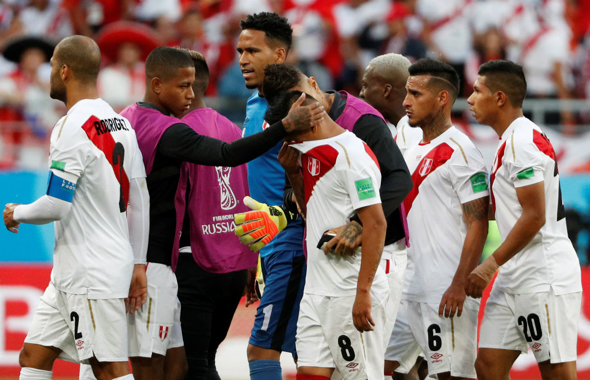 Jugadores peruanos consuelan a Cueva tras fallar el penal (Reuters)