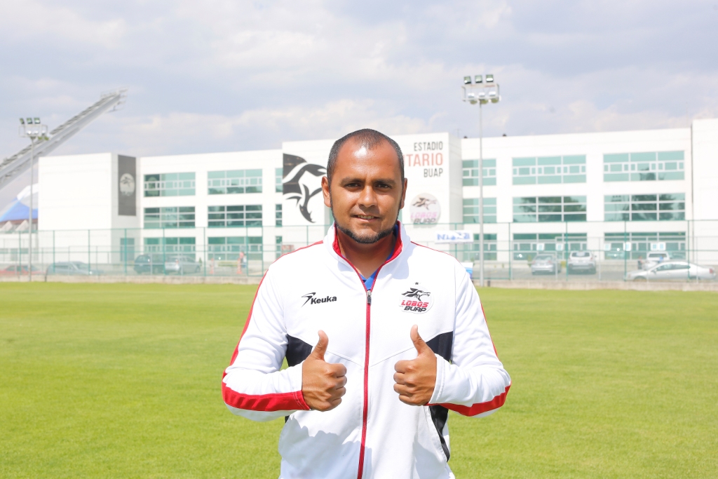 Julio fue desarrollando sus dotes como futbolista hasta ingresar a los Rayos del Necaxa (Andrés Lobato)