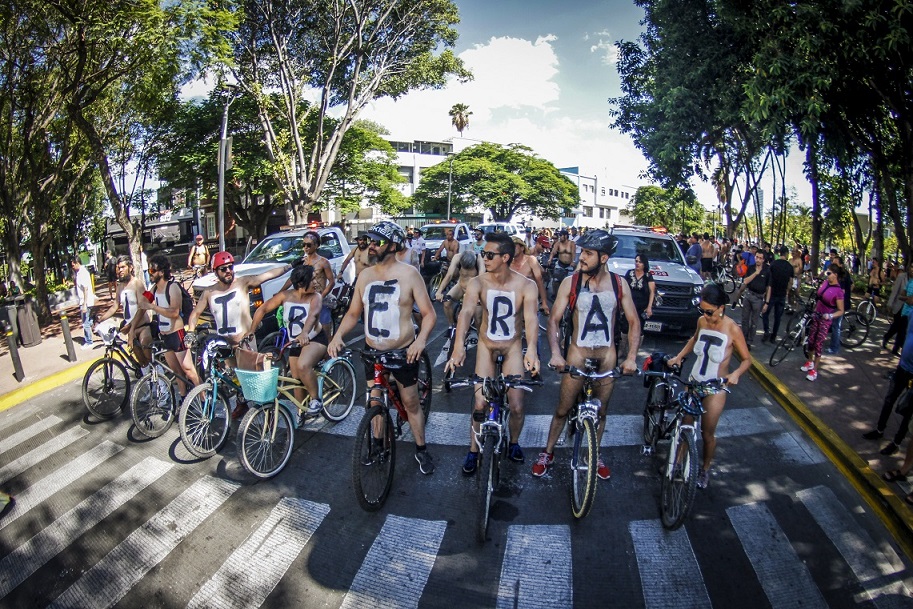 Cerca de mil ciclistas participaron en la octava edición de la World Naked Bike Ride Guadalajara. (Francisco Martínez)