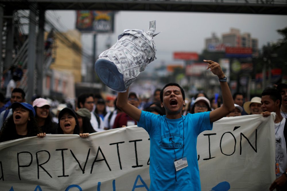 Miles de personas se marcharon en El Salvador contra la privatización del agua. (Reuters)