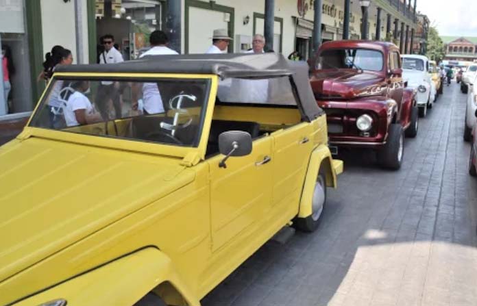 Recorrido de autos antiguos.