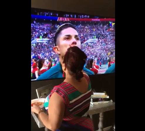 Abuleita da la bendición a el Tri desde su TV (Especial)