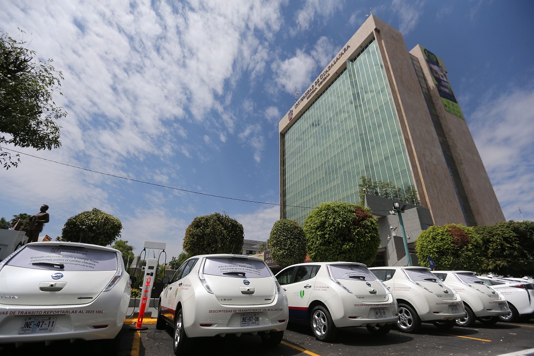 Al adquirir unidades ecológicas el año pasado, la UdeG instaló electrolineras afuera de sus instalaciones. (Especial)