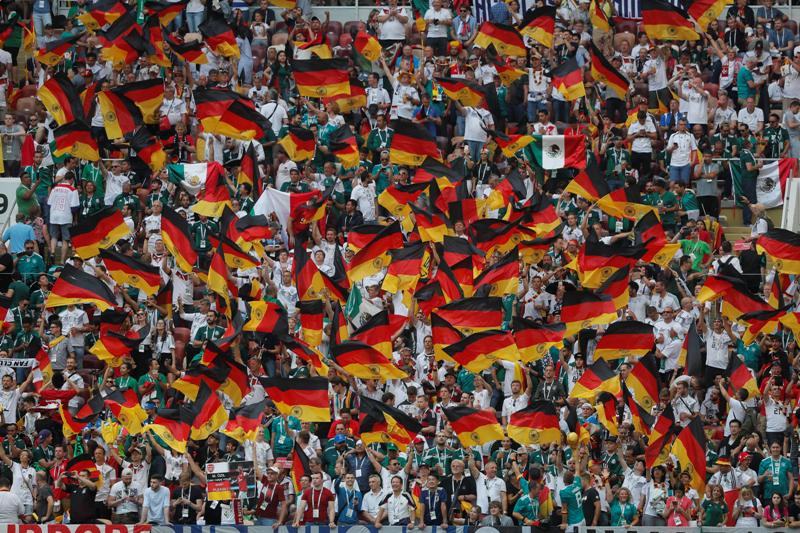 Aficionados en el estadio llenaron de colores las gradas. (EFE)