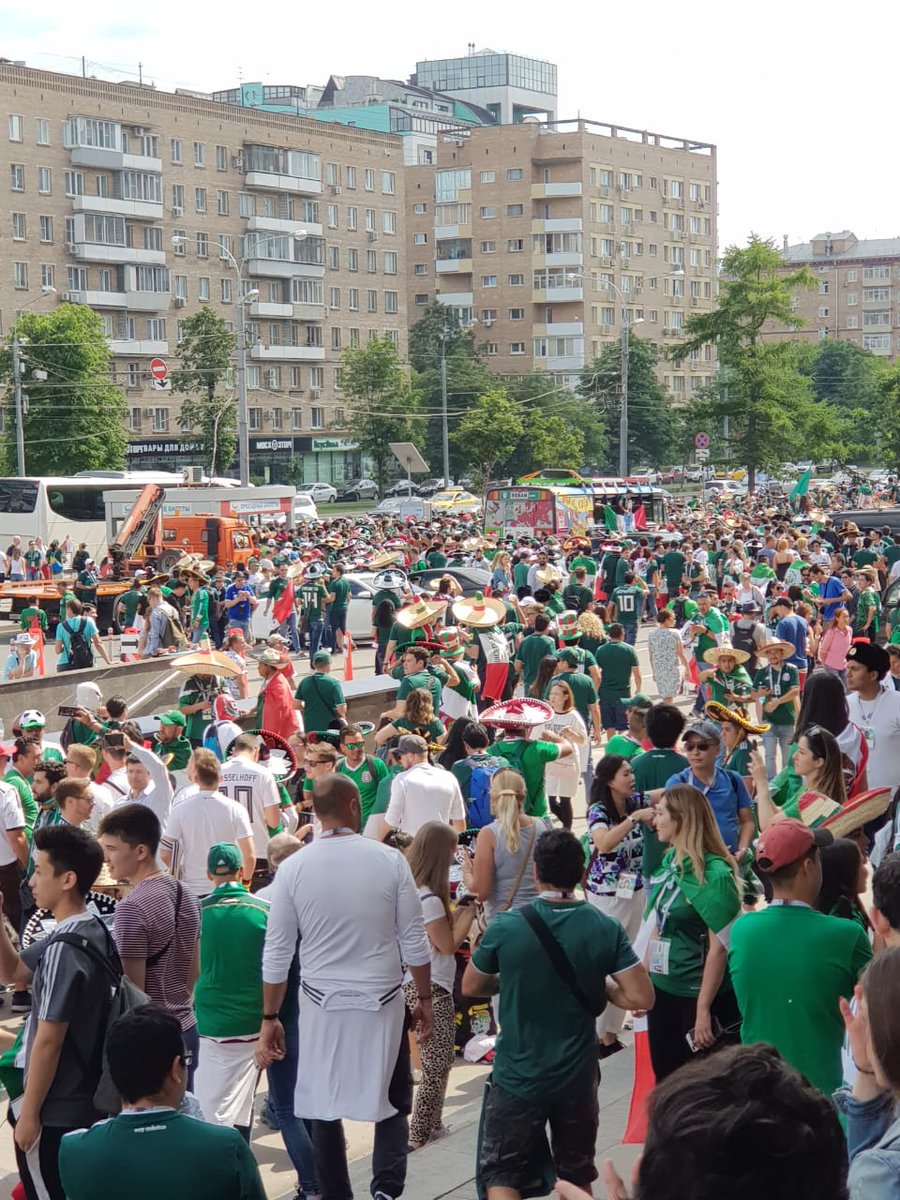 Aficionados de la selección mexicana marchan al Estadio Luzhniki (@miseleccionmx)
