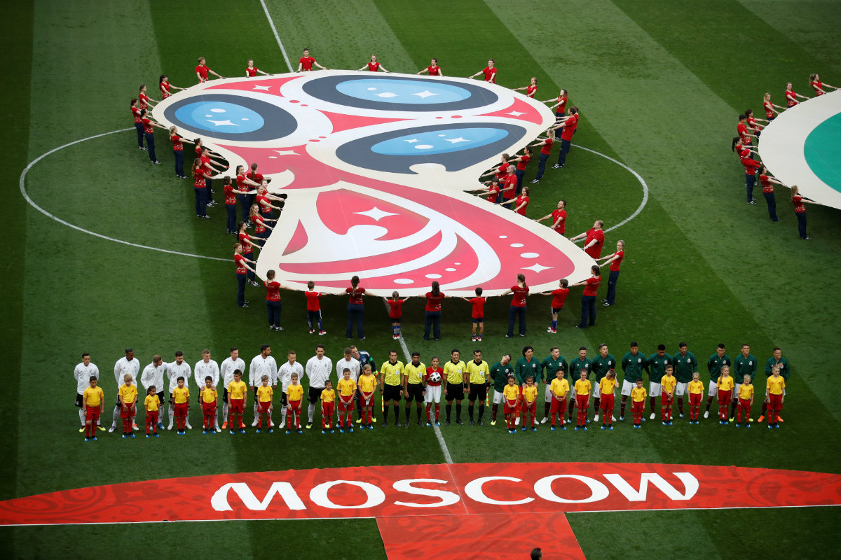 Los jugadores pisan la cancha del Estadio Luzhniki previo al partido (Reuters)