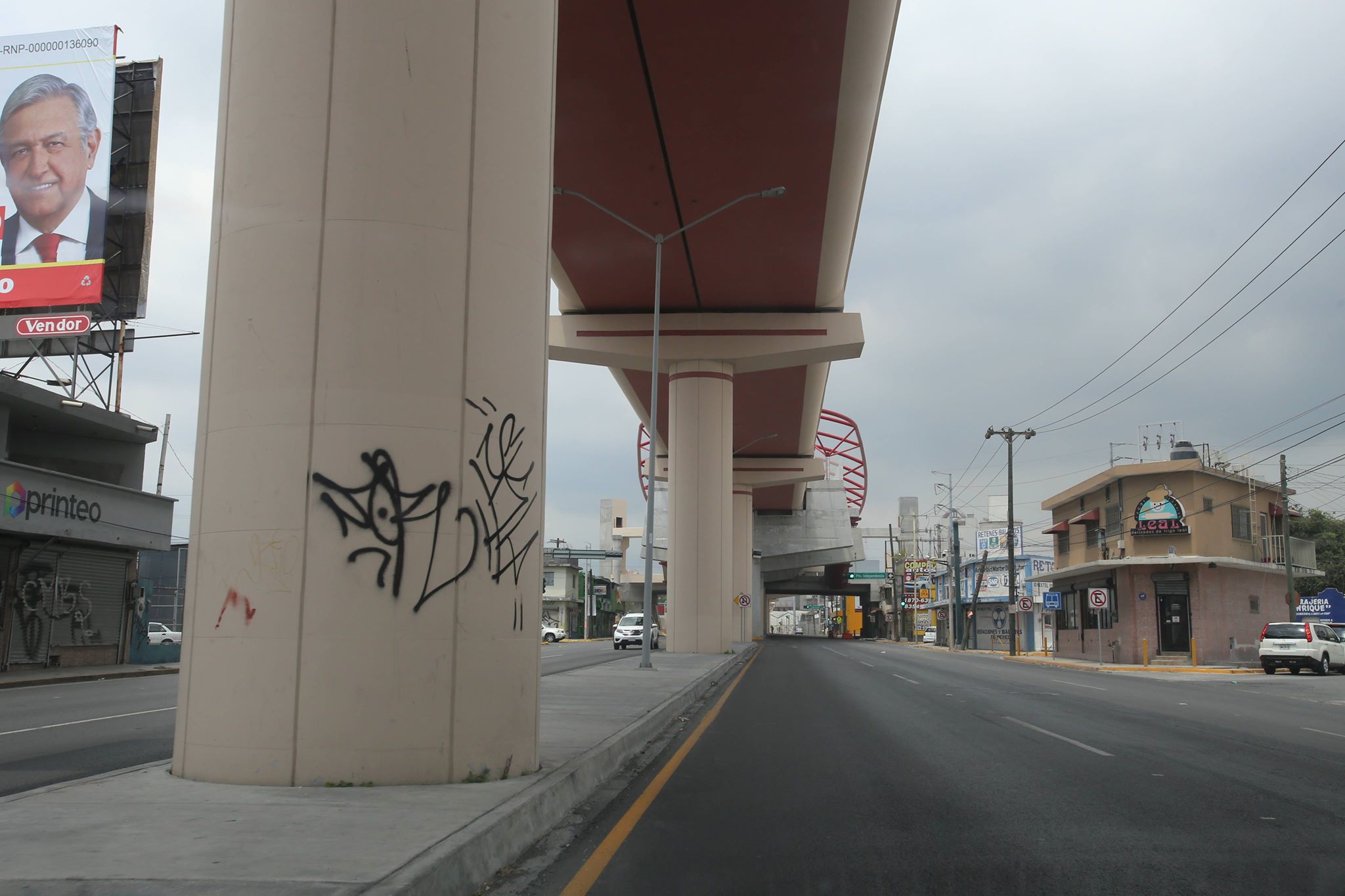 la Línea 3 del Metro ya fue estrenada por grafiteros que han dejado pintas a lo largo de las paredes y estructuras de la misma.  (Foto: Roberto Alanís