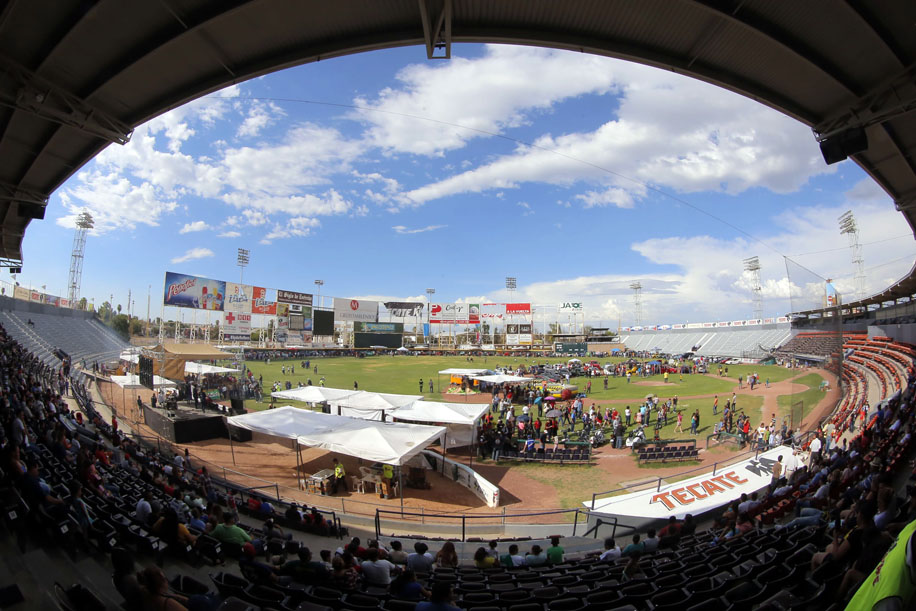 Miles de asistentes se reportaron en el Estadio Revolución este sábado. (Saúl González)