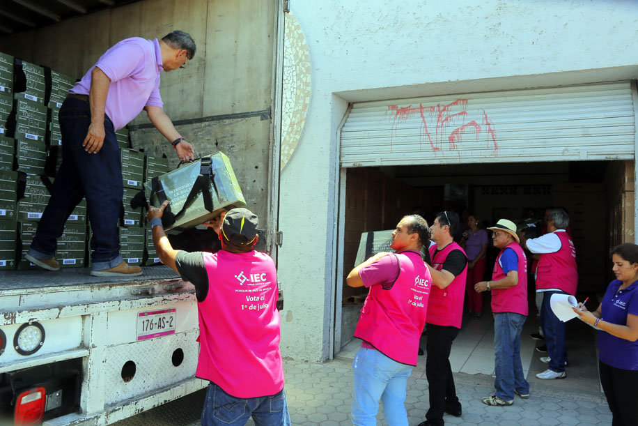 En su paso, los paquetes fueron vigilados por elementos de Fuerza Coahuila. (Manuel Guadarrama)