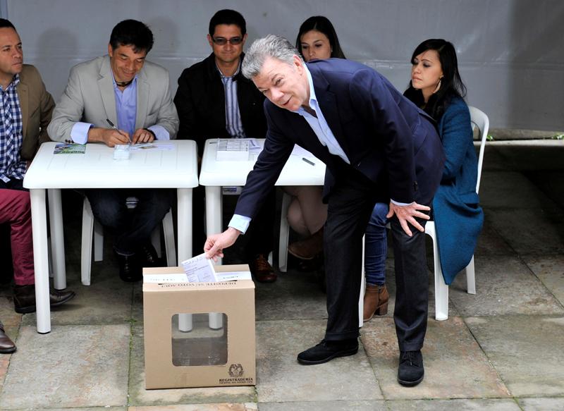 El presidente Juan Manuel Santos durante realiza su voto en la capital del país, Bogotá.